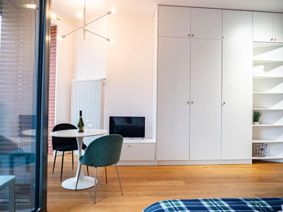 Chic Apartment In Historic Koneser Area Варшава Екстер'єр фото