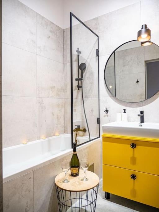 Chic Apartment In Historic Koneser Area Варшава Екстер'єр фото