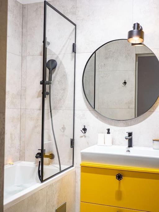 Chic Apartment In Historic Koneser Area Варшава Екстер'єр фото