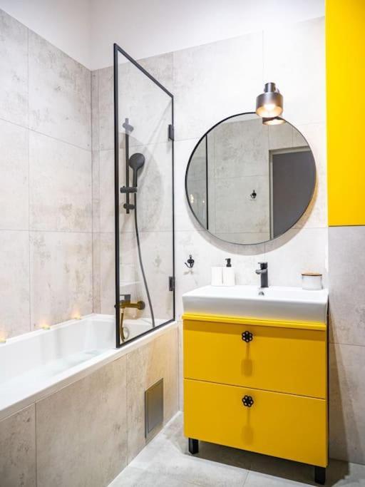 Chic Apartment In Historic Koneser Area Варшава Екстер'єр фото