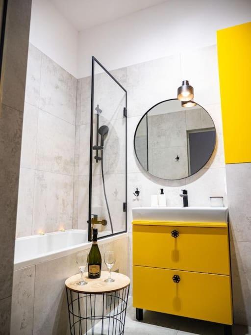Chic Apartment In Historic Koneser Area Варшава Екстер'єр фото